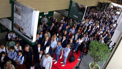 Afluencia de visitantes a primera hora de la mañana en la jornada inaugural de Cersaie 2025.