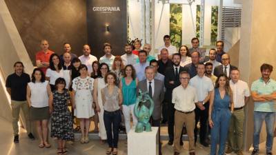 Una representación de Grupo Grespania posa con el reconocimiento como Empresa del Año 2021.