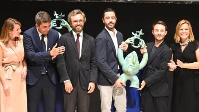 Begoña Carrasco, alcaldesa de Castelló; el ‘president’ Carlos Mazón; Aitor Moll (Prensa Ibérica); Daniel Sánchez y Andreas Manero (Neolith); y la delegada del Gobierno en la Comunitat Valenciana, Pilar Bernabé, en la pasada edición de la ceremonia.