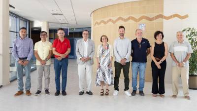 Los asistentes a la rúbrica del convenio.
