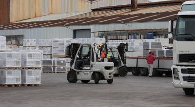 Carga de cerámica en una fábrica cerámica de la provincia de Castellón.