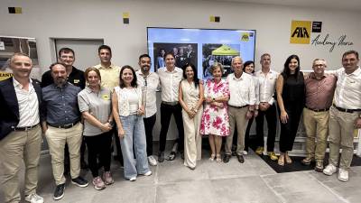 El equipo de Fila Solutions Iberia, junto a representantes de la matriz en las instalaciones de la firma en Xilxes (Castellón).