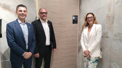 Christian Domínguez, Carlos Fabregat y Paula Purroy, en el estand de Fanal en la jornada de apertura de Cersaie 2026.