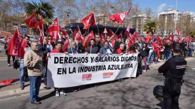 La protesta, ante la puerta de la sede de Ascer. / GABRIEL UTIEL