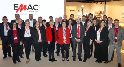 Parte del equipo de Emac en Feria Valencia, donde la firma trasladó a sus clientes su ‘batería’ de novedades en el campo de la perfilería para la edificación, la arquitectura y el mundo del interiorismo.