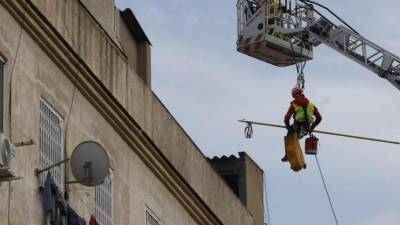 Un bombero examina el edificio que se derrumbó en Badalona a principios de febrero.