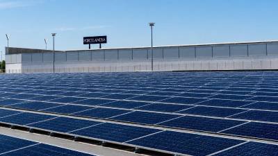 $!Nueva instalación fotovoltaica de Porcelanosa, ubicada junto a la Factoría 3 de Vila-real.