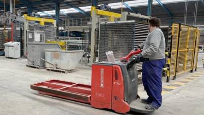 Actividad en una fábrica de cerámica de Sant Joan de Moró. IVÁN CHECA