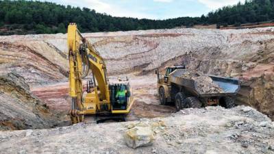 Un trabajador en la mina de arcilla que Vesco Clays Spain ha puesto en marcha en Berge, en la provincia de Teruel.