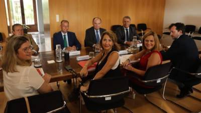 La ministra de Transportes, Raquel Sánchez, con Pilar Bernabé y Maria Luisa Domínguez (Adif) junto a Boluda, Navarro, Morata y Lorente.