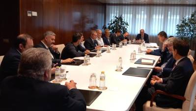Imagen de la reunión celebrada en Madrid con el ministro de Industria y representantes del sector de la cerámica.