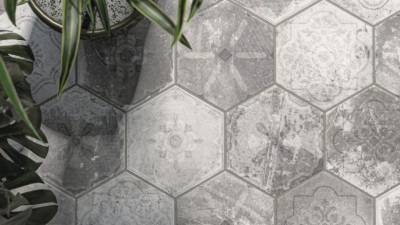 Potenza es una serie de cerámica hexagonal que combina piezas lisas y decoradas para lograr espacios singulares y únicos.