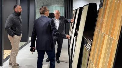 Visitantes en las instalaciones de Equipe Cerámicas.