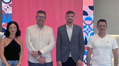 De izquierda a derecha, María Álvarez, responsable de RRHH de Smalticeram España; Isaac Nebot, director de la ESCAL; Fernando Tomás, director general de Smalticeram; y Jorge LLop, secretario de la ESCAL