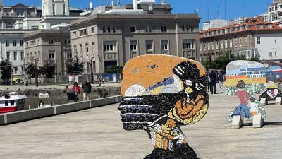 $!Murales cerámicos convierten la Dársena da Marina de A Coruña en un homenaje a las mujeres de la emigración
