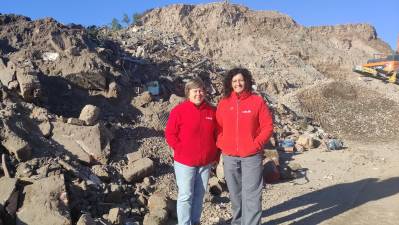Paqui Quereda, responsable del Área de Materiales y Tecnologías Cerámicas y Coordinadora de la línea de I+D de Economía Circular en el ITC, y Carmen Segarra, responsable Planta Piloto e Infraestructura Científica en Instituto de Tecnología Cerámica.