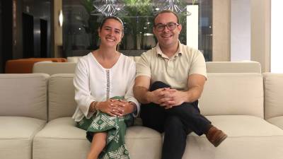Claudia Capella y Jorge Albalat, técnicos de Selección del departamento de Recursos Humanos de Pamesa Grupo Empresarial, en la sede de la firma en Vila-real.