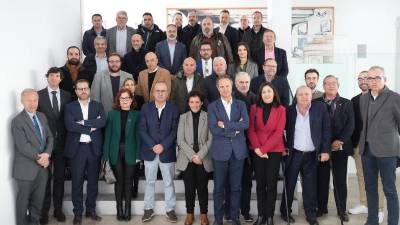 Foto de familia con los asistentes a la jornada de debate celebrada el martes en Onda.