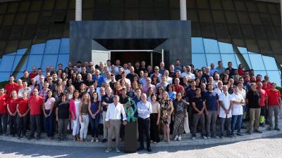 Parte del equipo humano de profesionales de Vidres posa con la escultura que acredita a la firma como ganadora de los premios Empresa del Año dentro de la categoría de Trayectoria Empresarial.