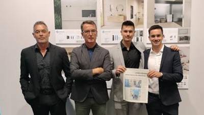 El equipo de Euroshrink en Cersaie 2026 con un ejemplar de El Periódico del Azulejo.