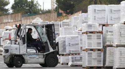 Carga de materiales en una fábrica cerámica de Castellón. GABRIEL UTIEL BLANCO