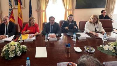 El ministro de Exteriores, José Manuel Albares, en la reunión mantenida en Alicante con entidades patronales afectadas por el bloqueo de Argelia.