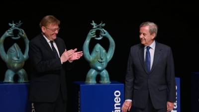 El president de la Generalitat, Ximo Puig, hizo entrega del prestigioso premio a la empresa ganadora, Grespania. ANDREU ESTEBAN