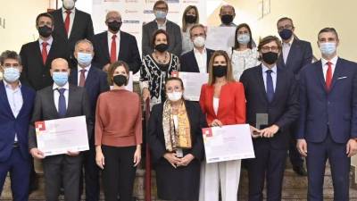 $!Los premiados junto a los organizadores del acto, en la Cámara de Comercio de Castelló.