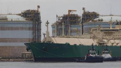 Llegada de un barco de gas licuado a la planta regasificadora de Sagunto, en una operación de finales del 2022. DANIEL TORTAJADA