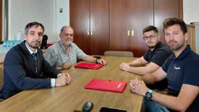 Javier Rodríguez Ejerique, secretario del congreso, con los representantes de Systemfoc.