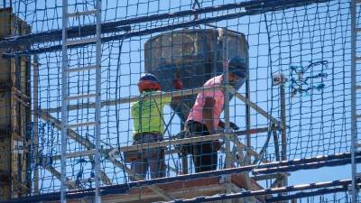 Imagen de archivo de trabajadores de la construcción en Badajoz.