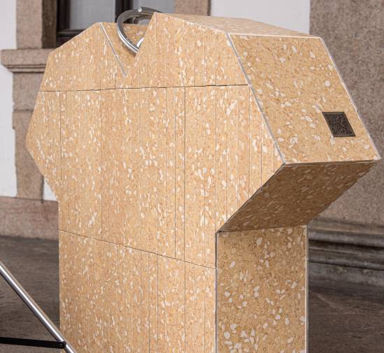 Galería de fotos | Once objetos de cerámica española reinventan en Milán el mundo del souvenir