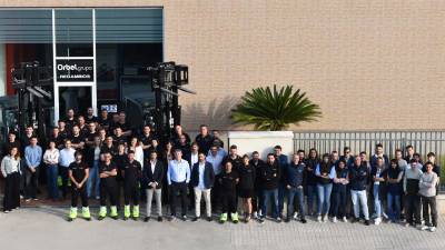 Parte del equipo de Orbelgrupo frente a la sede central situada en Almassora, desde donde la empresa coordina sus operaciones y proyectos
