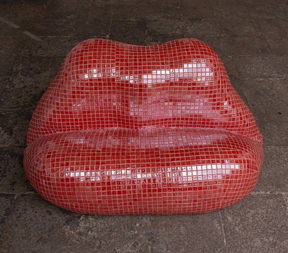 Galería de fotos | Once objetos de cerámica española reinventan en Milán el mundo del souvenir