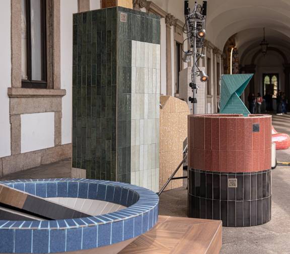 Galería de fotos | Once objetos de cerámica española reinventan en Milán el mundo del souvenir