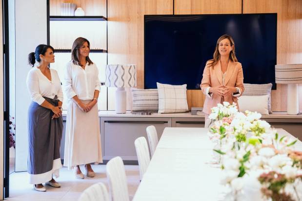 $!Natalia Z, Lucia Jover, directora general de KA International, y Blanca Peris, gerente de Porcelanosa Valencia.