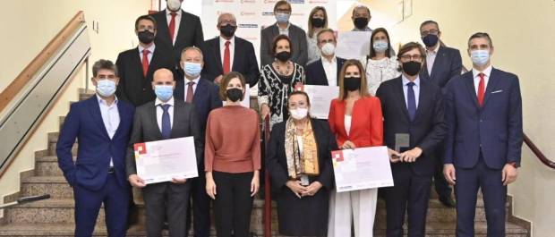 $!Los premiados junto a los organizadores del acto, en la Cámara de Comercio de Castelló.