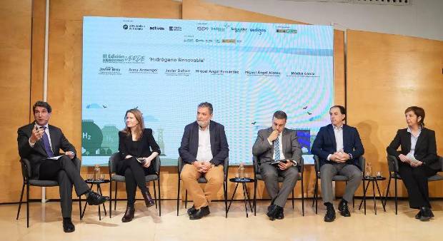 $!Javier Brey, presidente de la Asociación Española del Hidrógeno (AeH2); Anne Armengol, consejera económica de la UE en España; Javier Dufour, responsable de la Unidad de Análisis de Sistemas de IMDEA Energía; Miguel Ángel Fernández, gerente del CNH2; Miguel Ángel Alonso, director de Ingeniería y Fondos Europeos de Alsa, y Mónica García, responsable de Desarrollo de Negocio de Alkeymia.
