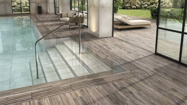 $!Piscina desbordante Lizana Olivo y vaso y escalera interior con las piezas Ópera Ivory, todas ellas soluciones del catálogo de Exagres.