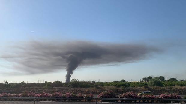 $!La columna de humo, vista desde varios kilómetros de distancia.