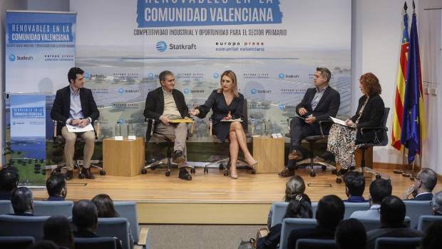 $!El responsable de Sostenibilidad y Medioambiente de Porcelanosa, Vicente Ripollés; el secretario general de AVA-Asaja, Juan Salvador Torres; la consellera de Innovación, Nuria Montes; el director general de Statkraft, José Miguel Ferrer.