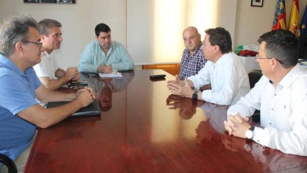 $!El alcalde de Nules, David García, y el concejal de Industria, César Estañol, se reunieron con representantes de STN.