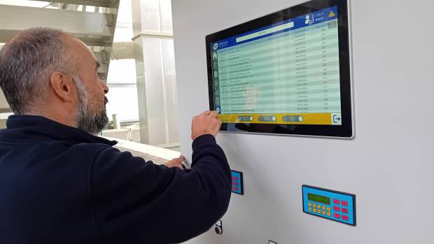 $!Un operario en las instalaciones de Kerajet en Almassora (Castellón).