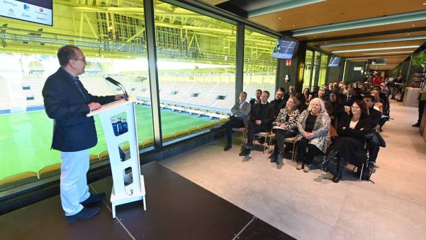 $!El director de Mediterráneo, Ángel Báez, durante la jornada en el Estadio de la Cerámica de Vila-real.