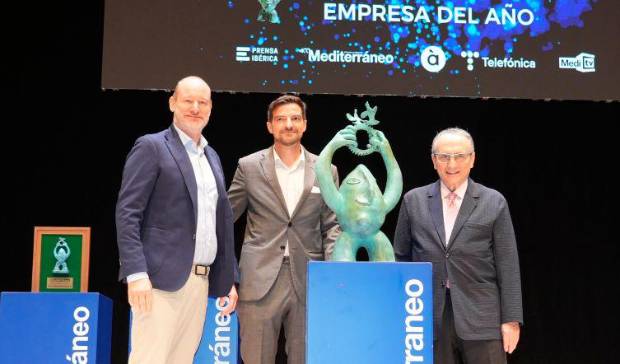$!Javier Moll, presidente de Prensa Ibérica, con Fernando Tomás, director general de Smalticeram España y David Moreno, director financiero de la firma.