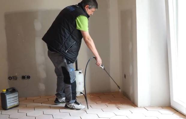 $!Protección pre-rejuntado con PRW200, utilizando pulverizador.