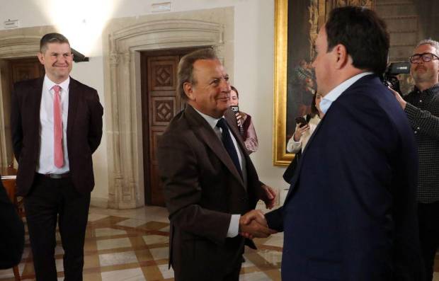 $!Ismael García Peris saluda a Juanfran Pérez Llorca en presencia de Raúl Carnicer.