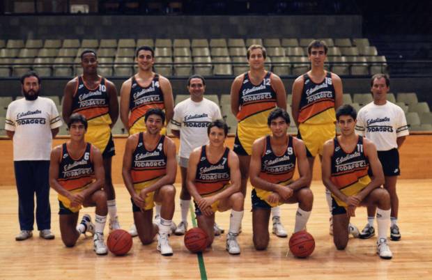 $!La plantilla del Estudiantes Todagrés 1987-88, con David Russell, Pedro Rodríguez, John Pinone, Ion Rementería, José Miguel Antúnez, Carlos Montes, Vicente Gil, Guillermo Hernangómez y Javier García Coll, junto al entrenador Paco Garrido.