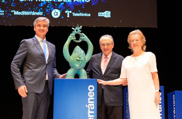 $!Ricardo Aparici, propietario de STN, con el presidente y la vicepresidenta de Prensa Ibérica, Javier Moll y Arantza Sarasola.
