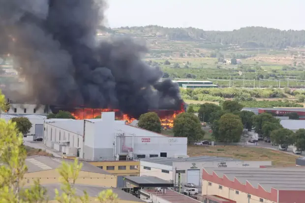 $!El incendio que ha devorado la nave de Xàtiva.